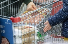 정부, AI로 계란값 급등에 수입계란 관세 면제