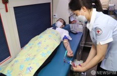 주먹 불끈... 헌혈하는 우상호 의원