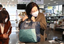 상생상회서 농산물 구매하는 박영선 전 장관