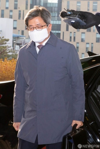 '거짓 해명' 김명수 대법원장 출근