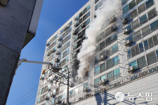 군산 장재동 아파트 7층서 화재…14명 부상