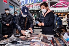 남대문시장 찾아 양말 구입하는 나경원 전 의원