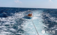 울진해경, 망양휴게소 앞 해상 표류 레저보트 구조