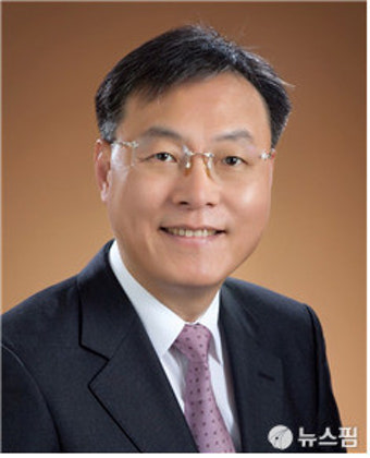 [청와대통신] 문대통령, 신현수 민정수석 사표 수리 고심...靑 