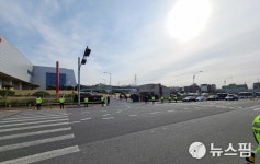 삼엄한 경계 속 AZ백신 출하 서두르는 안동 SK바이오사이언스 공장