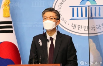 기자회견 여는 조정훈 시대전환 대표