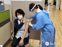 부산 파랑새노인건강센터 신숙재 간호과장, 영도구 첫 백신 접종