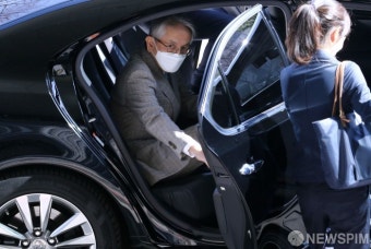 차량 탑승하는 아이보시 고이치 신임 주한일본대사