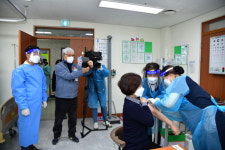 변광용 시장, 거제 첫 코로나19 접종 현장 찾아