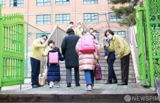 학생들과 인사하는 유은혜 부총리