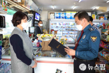 전북경찰, 자살의심 신고 생명구한 시민 감사장 수여