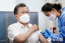 문대통령 부부, 종로구 보건소에서 순방 필수인력 9명과 AZ백신 접종