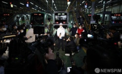 군자 차량기지 앞에 선 오세훈 서울시장 후보