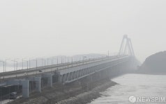 미세먼지와 황사로 희뿌연 영종대교