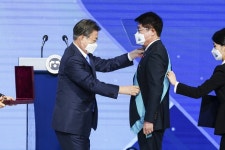 금탑산업훈장 수여하는 문재인 대통령