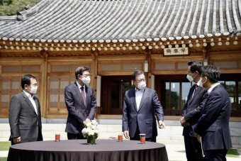 오세훈 서울시장, 박형준 부산시장과 환담하는 문재인 대통령