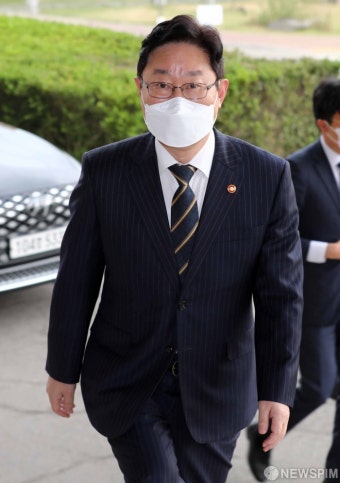 출근하는 박범계 법무부 장관