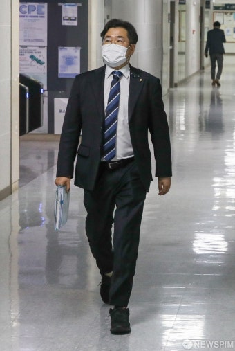 '김부겸 총리 후보 인사청문회 관련 논의' 김도읍 의원실 향하는 박찬대 의원