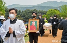 성직자 묘역 들어서는 고(故) 정진석 추기경