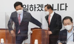 자리 앉는 김기현 - 이종배