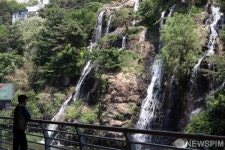 시원한 폭포 바라보며