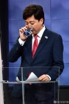 물 마시는 이준석 국민의힘 당대표 후보