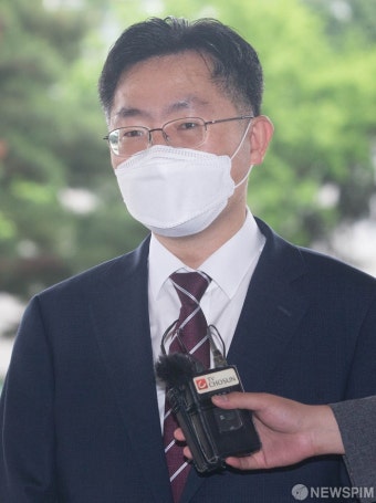 질문에 답변하는 이정수 신임 서울중앙지검장