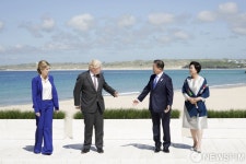 G7 초청국 공식 환영식 참석한 문재인 대통령 내외