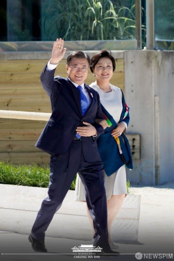 G7 초청국 공식 환영식 참석하는 문재인 대통령 내외