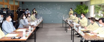 방역상황 점검차 신목중학교 찾은 김부겸 총리