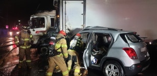 밀양서 냉동탑차와 SUV 차량 충돌…2명 사망·1명 경상