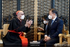 후안 호세 오메야 추기경과 환담하는 문재인 대통령