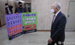 씨티은행노조 1인 시위 앞 지나는 손경식 경총회장