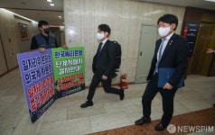 씨티은행노조 1인 시위 앞 지나는 안경덕 고용노동부 장관