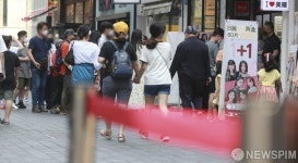 명동 거리 맛집에 몰린 시민들