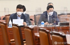 과방위 소위 자리한 용홍택 과기부 차관-권석민 과학기술일자리혁신관