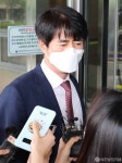 취재진 질문 받으며 법무부 들어서는 정연복 변호사