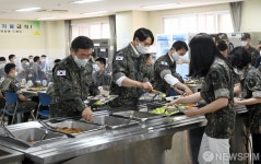 백마부대 식당 찾은 윤호중 원내대표