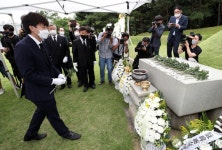 백범 김구 선생 묘역 찾은 이준석 대표