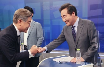 인사 나누는 이재명 경기도지사 - 이낙연 전 대표