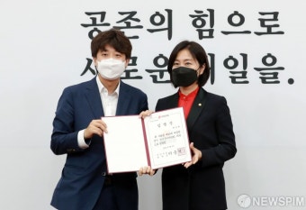 허은아 위원에게 임명장 수여하는 이준석 당대표