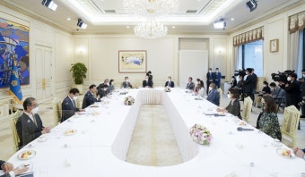 미 의회 코리아스터디그룹 대표단 접견하는 문재인 대통령