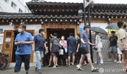 초복 맞아 북적이는 삼계탕 음식점