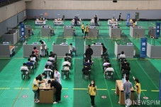 광주 빛고을체육관서 고3 학생 백신 접종 시작