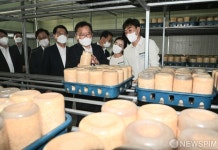 청년농업인이 운영하는 버섯농장 찾은 김부겸 총리