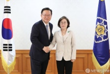더블유(W)헤어 by 전현숙 | 전현숙 신임위원과 기념촬영하는 김부겸 총리