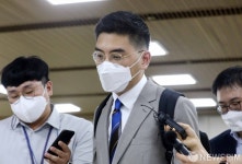 취재진 질문 받으며 법정 향하는 이동재 전 채널A 기자