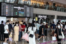 코로나19 확산세에도 붐비는 김포공항