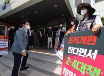 LH노조와 대화 나누는 박용진 의원