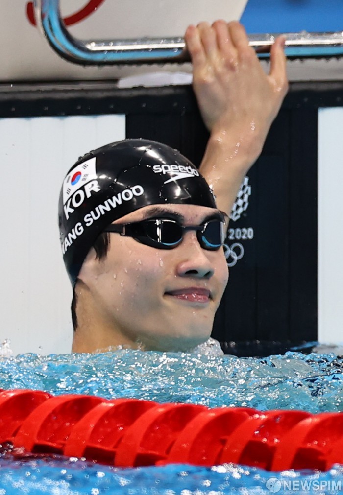 황선우, 세계선수권 100m 준결승 진출…물살을 가르며 뛰어난 모습 보여